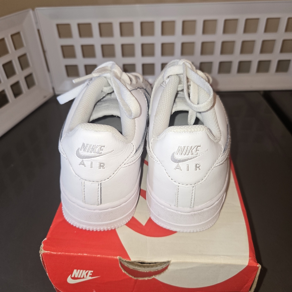 Kids White Sneakers with Perforated Toe - Classic Lace-Up - Picture 3 of 4